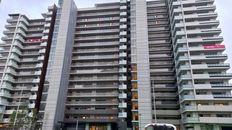 Bandera de México ya luce en la Villa Olímpica de Tokio