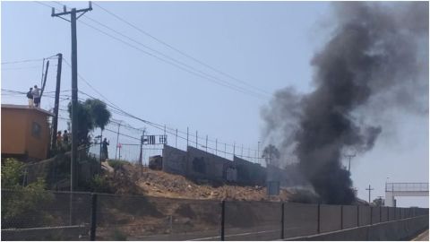 Vehículo incendiándose sobre la autopista a Rosarito