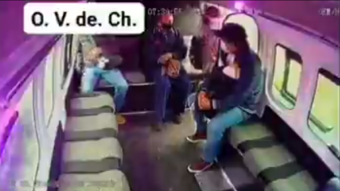 📹 VIDEO: Ladrón intenta asaltar combi y pasajeros lo ignoran