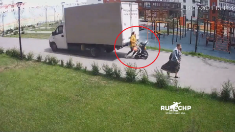 Mamá realizaba paseo con su bebé, un camión les pasa por encima (VIDEO)