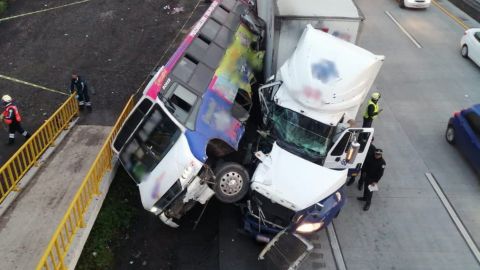 Choque entre camión de pasajeros y tráiler deja 4 muertos en Tepotzotlán