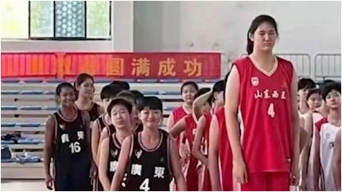 Zhang Ziyu: estrella del baloncesto chino, tiene 14 años y mide más de 2 metros