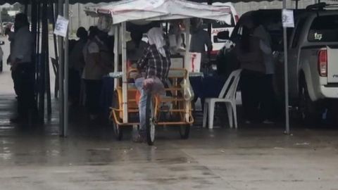 ¡No hay pretexto! Vendedor llega en su triciclo a recibir vacuna contra covid-19