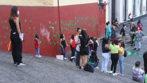 Arquidiócesis de Xalapa denunciará a feministas por pintar fachada de Catedral