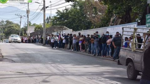 Mamás de millennials hacen largas filas en Morelos para que sus hijos se vacunen