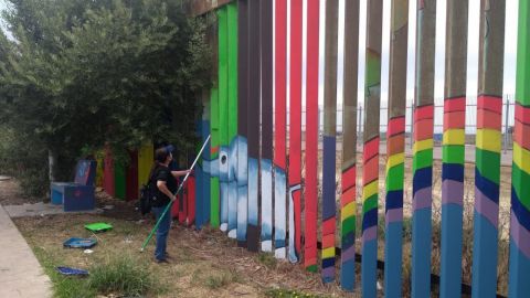 📹 VIDEO: Pintan muro fronterizo en Playas de Tijuana por los migrantes