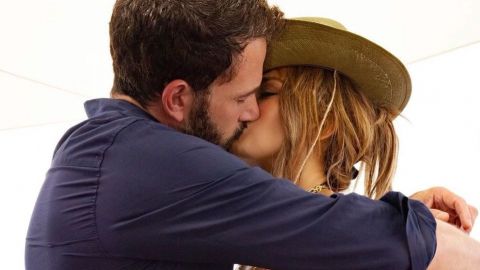 Jennifer López celebra sus 52 años en yate y con beso de Ben Affleck