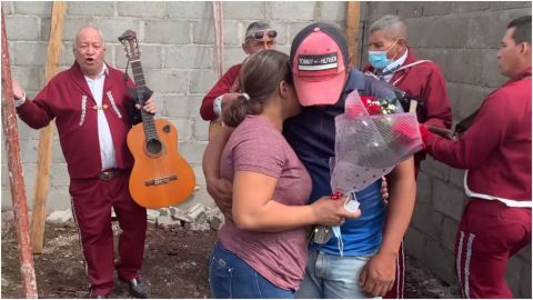 📹 VIDEO: Albañil le propone matrimonio a su novia con ayuda de sus compañeros