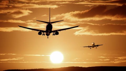 Bajan a familia de avión por adolescente con autismo que no usaba cubrebocas