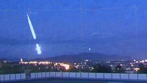 ''Esto es raro''; meteoro sorprende a Noruega e ilumina por completo el cielo
