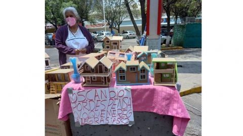 Abuelita sale a las calles para intercambiar casas de cartón por despensa