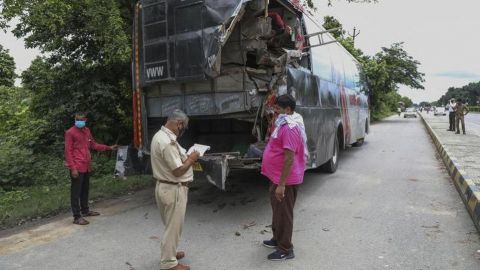 Camión arrolla a un grupo de trabajadores en India; hay al menos 18 muertos