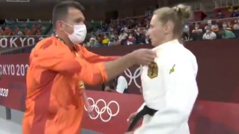 Entrenador causa polémica por golpear a judoca antes de competir