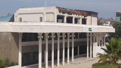 VIDEO: Remodela UABC Centro de Gobierno; ignoran contaminación y basura