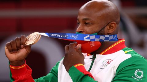 Atleta dedica medalla a Puma y Adidas; según no tenía calidad para patrocinarlo