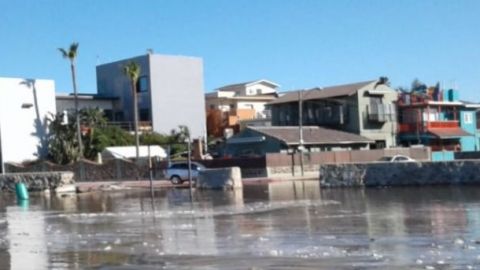 Alto oleaje amenaza inundar hogares en Playas de Rosarito