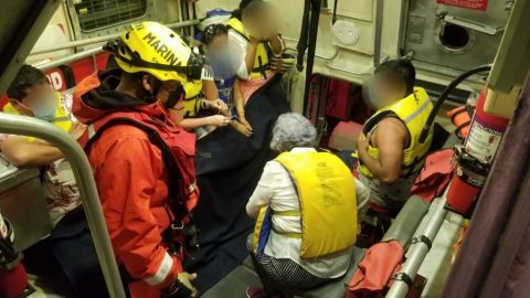 Rescatan a 16 personas que estaban a la deriva