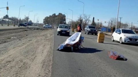 Vehículo fúnebre pierde ataúd y cuerpo en plena carretera en Argentina