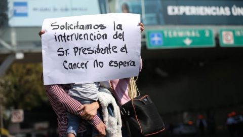 Familiares de niños con cáncer se manifiestan frente a Palacio Nacional