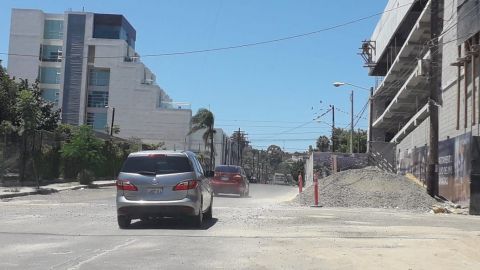 Vecinos denuncian construcción que obstruye vialidad y paso a peatones