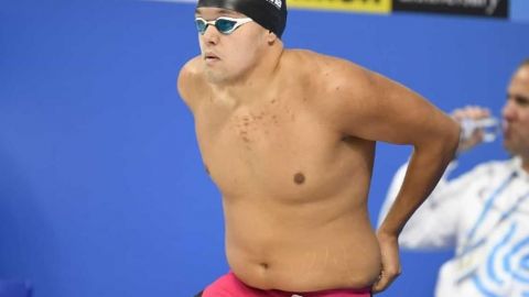 Comentaristas se burlan de nadador con sobrepeso en Tokio 2020