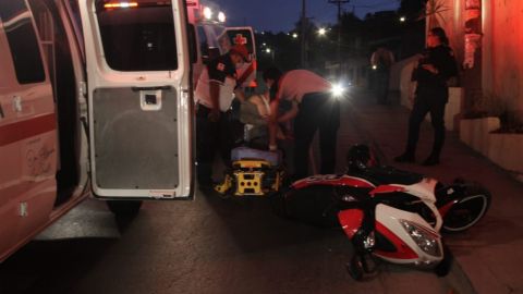 Dos hombres se accidentan en motocicleta en Camino Verde; uno está grave