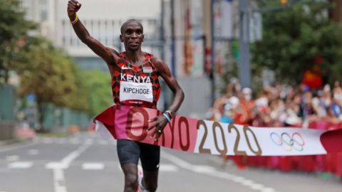 Eliud Kipchoge gana por segunda vez consecutiva el maratón masculino Olímpico