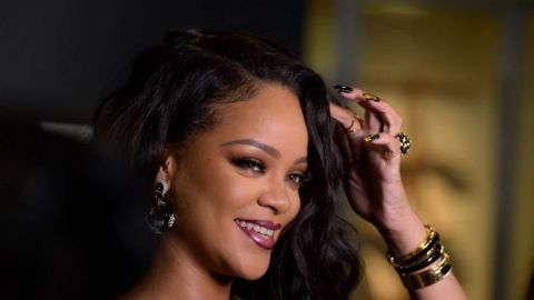 Rihanna conquista Nueva York con minivestido y cárdigan de lujo