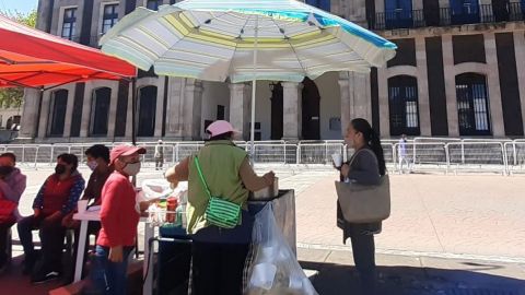 Vendedores ambulantes denuncian que inspectores decomisan tamales y se los comen