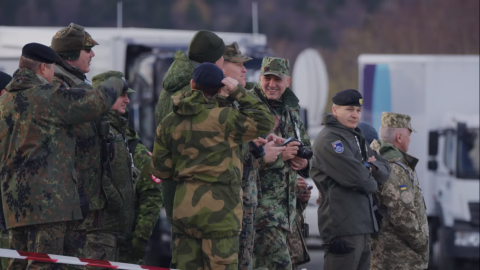 Soldados suecos regresan medallas ya que Suecia se niega dar asilo a intérpretes