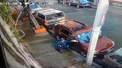 📹 VIDEO: Hombre en silla de ruedas intenta robar autoparte pero se cae