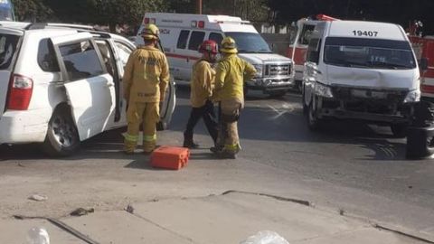 Taxi de ruta, involucrado en severo accidente en Los Pinos
