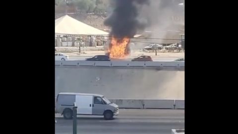 Vehículo se incendia en Vía Rápida Poniente