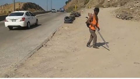 VIDEO: Invidente recorre a diario el bulevard 2000 de Tijuana