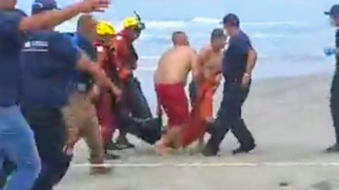Después de dos horas, rescatan cuerpo sin vida del mar en Rosarito