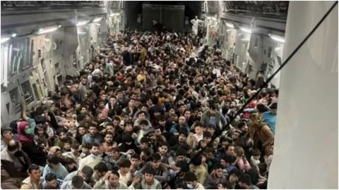En una foto, el escape desesperado de 640 afganos de Kabul
