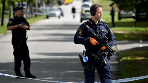 Detienen a joven de 15 años por intento de asesinato en escuela de Suecia