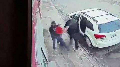 VIDEO: Empleada de rosticería se resiste a asalto y es secuestrada