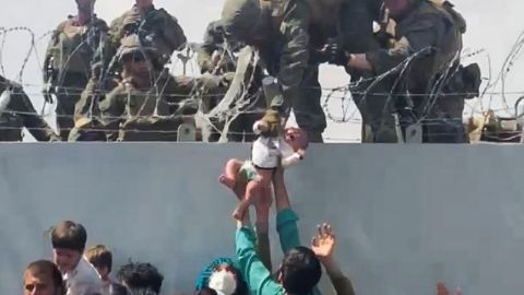 Entregan a soldados estadounidenses un bebé afgano para salvarlo