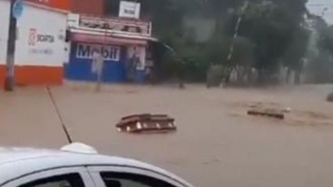 VIDEO: Ataúdes aparecen flotando en inundación tras paso de 'Grace' en Veracruz