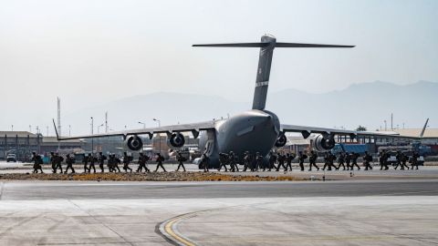 EE.UU. pide a sus ciudadanos mantenerse lejos del aeropuerto de Kabul