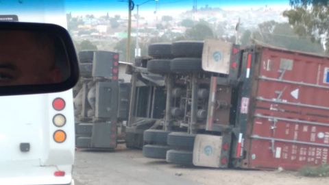 Camión volcado en El Sauzal, el conductor resultó herido