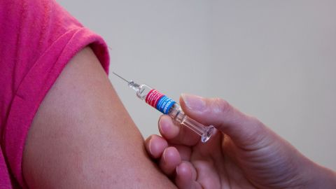 Confirman que dos menores fueron vacunados contra COVID-19