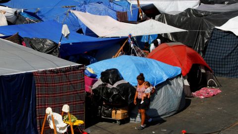 EE.UU. llama a México a despejar campamentos de migrantes cerca de frontera