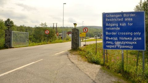 En Noruega multan a hombres que orinen mientras ven la frontera de Rusia