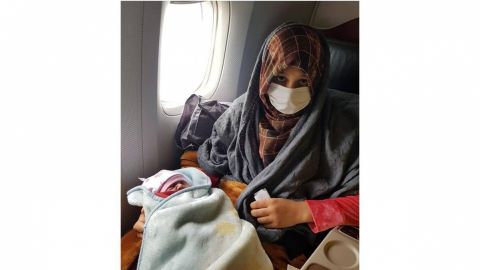 Afgana da a luz en un vuelo de evacuación a Reino Unido