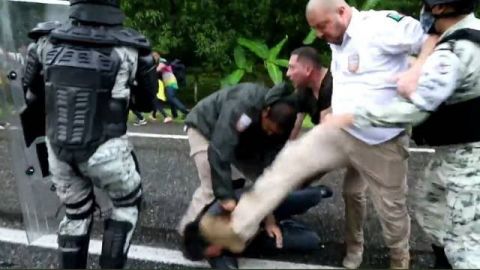 Cesan a dos agentes mexicanos por video donde patean a migrante en el piso