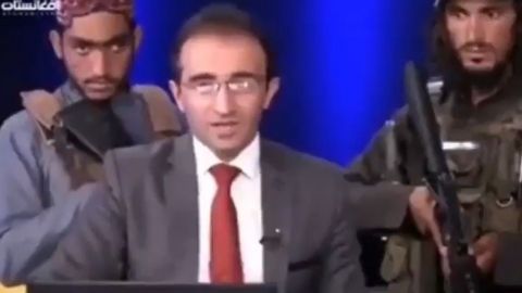 Video revela angustia de periodista rodeado por talibanes armados en Afganistán
