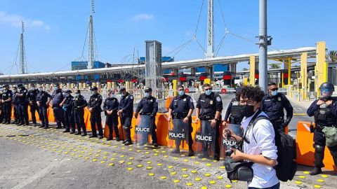 Más de un centenar de migrantes cerraron garita de San Ysidro