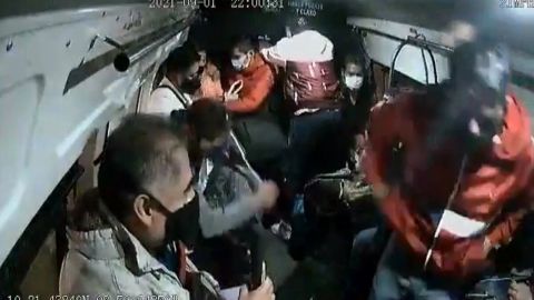 📹 VIDEO: En menos de dos minutos, sujetos asaltan a pasajeros de combi
